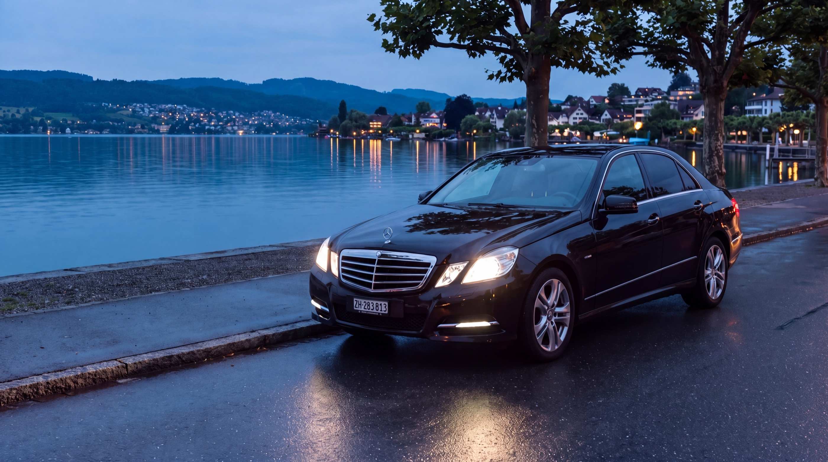 Schwarze Mercedes-Benz E-Klasse von Zürisee Taxi am Abend an der Seestrasse am Zürichsee